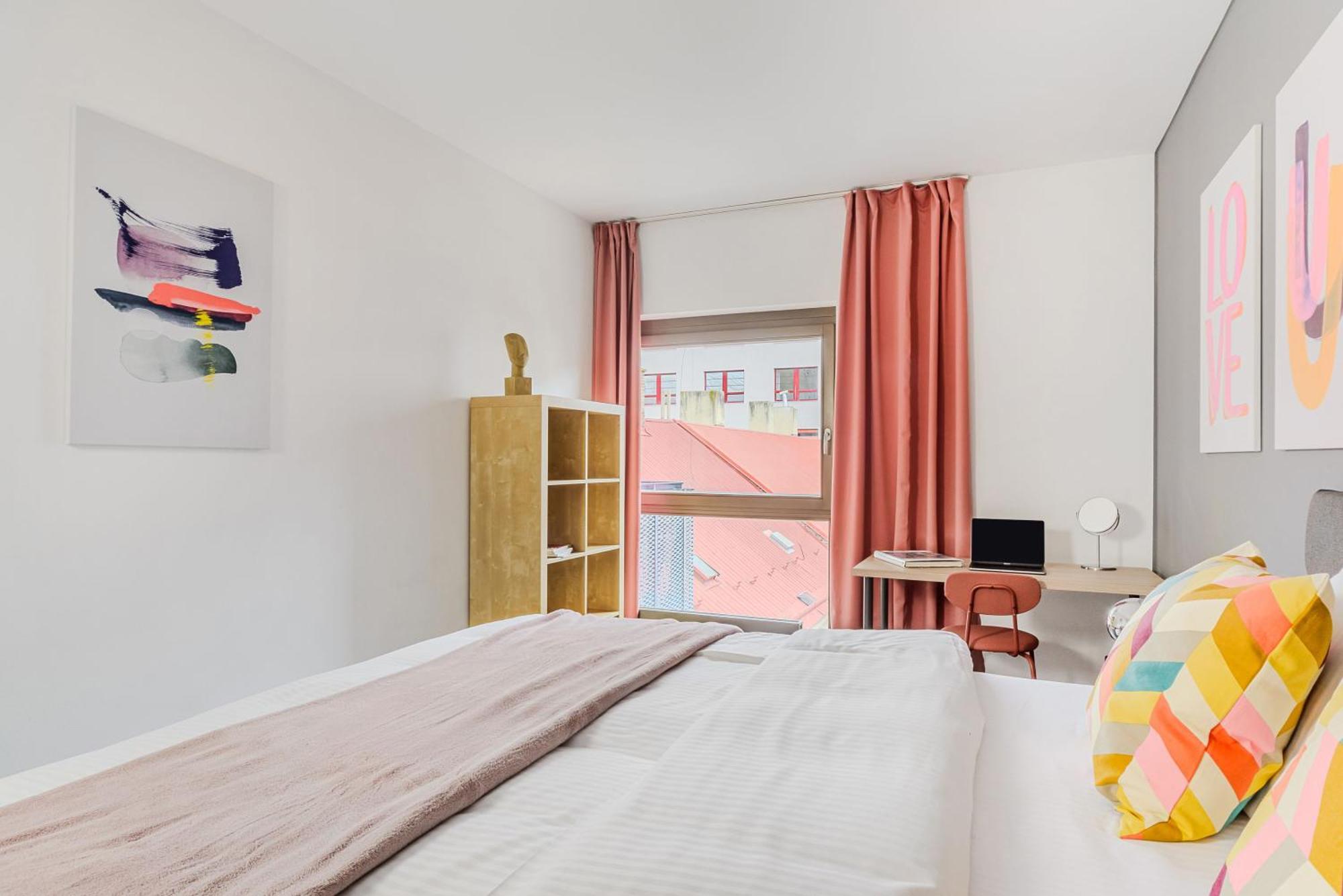 Apartment Spacious Near Karlin Square Prag
