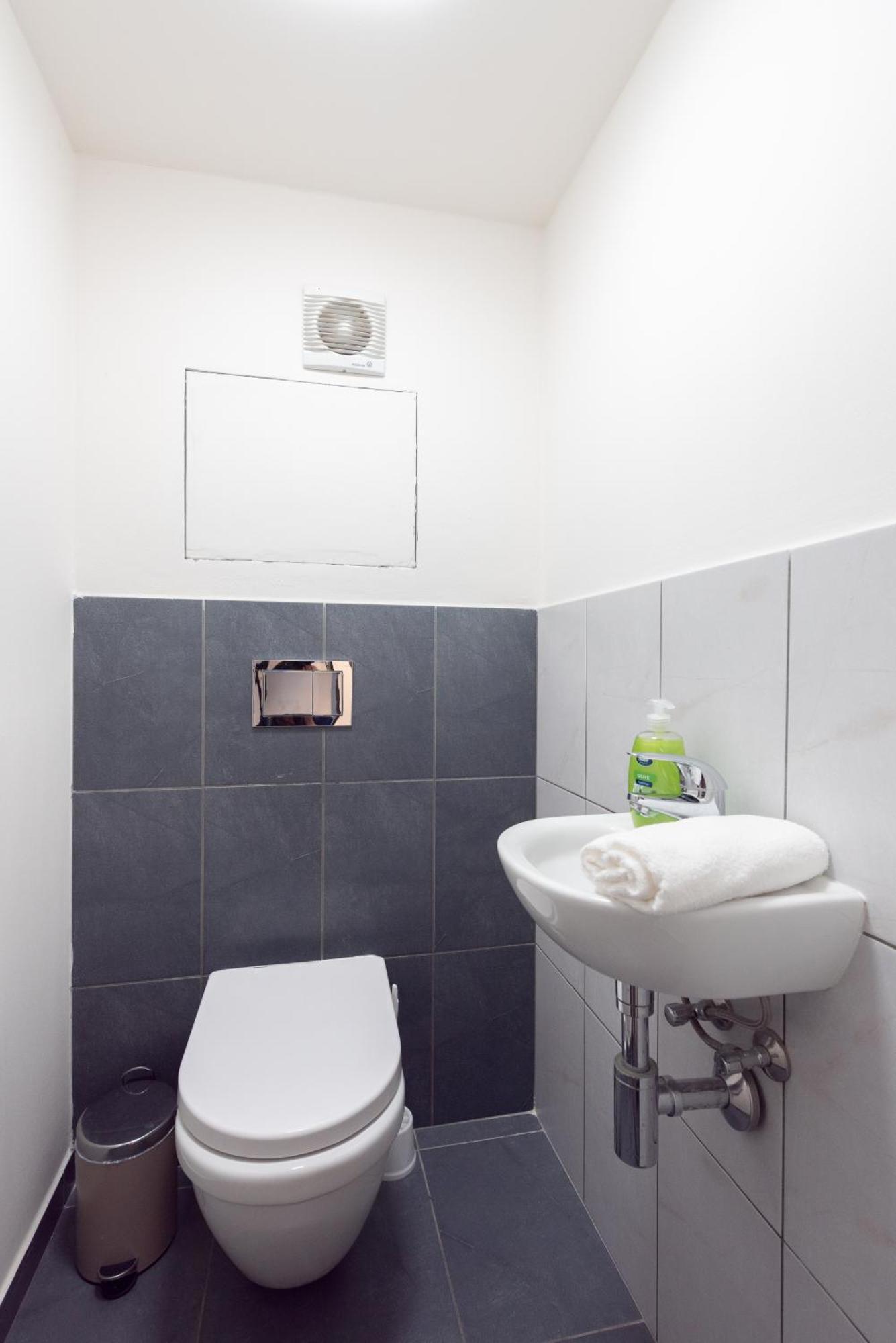 Apartment Spacious Near Karlin Square Prag