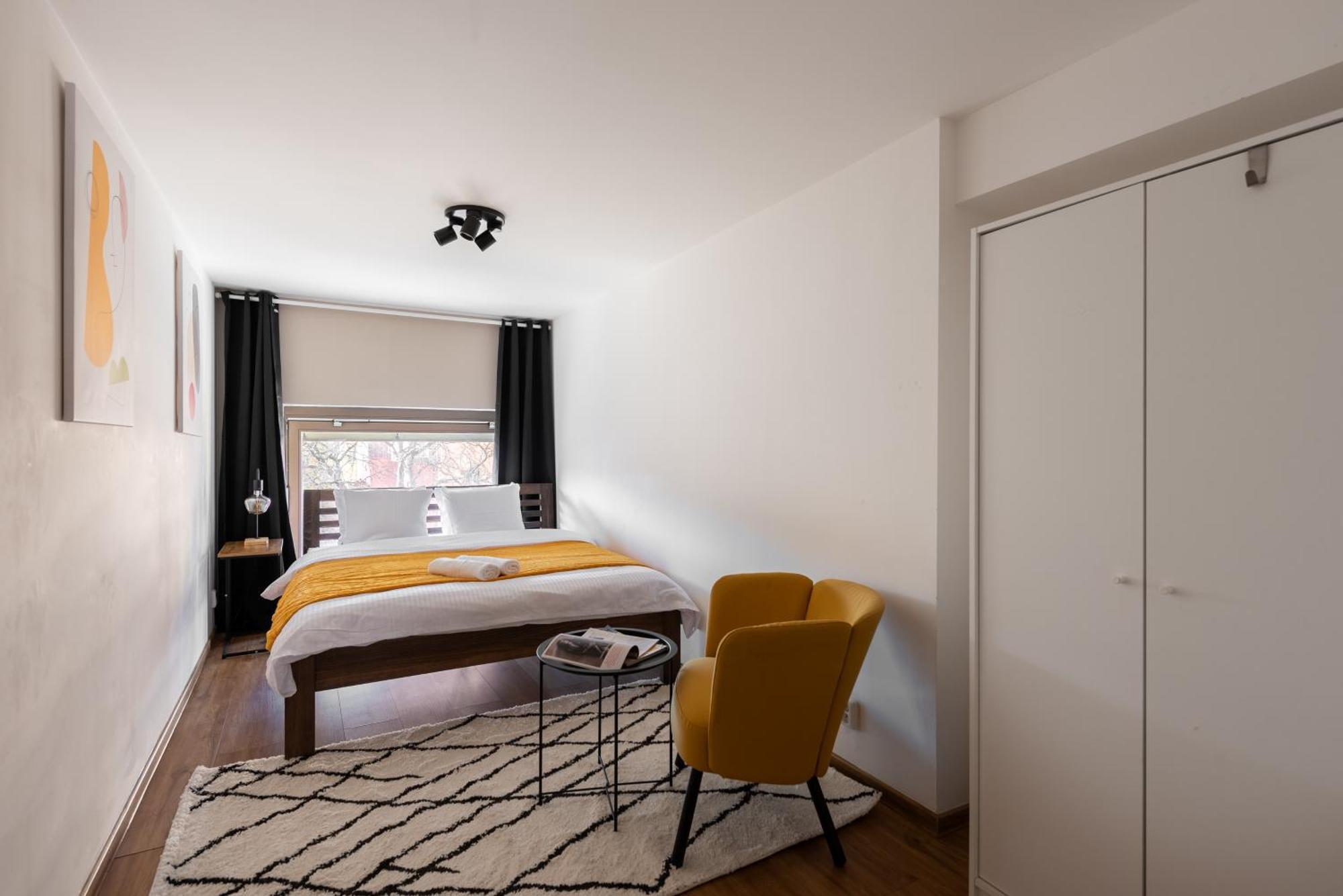 Apartment Spacious Near Karlin Square Prag