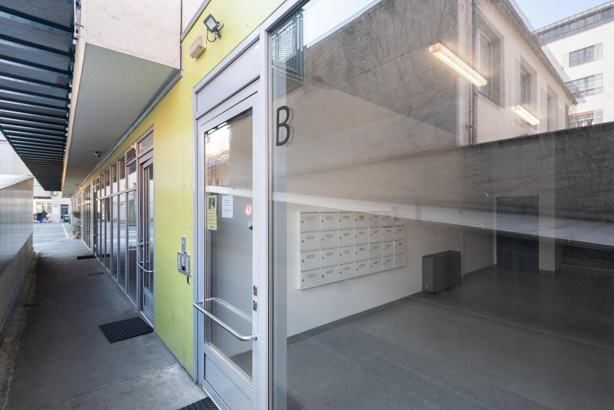Spacious Near Karlin Square * Prag