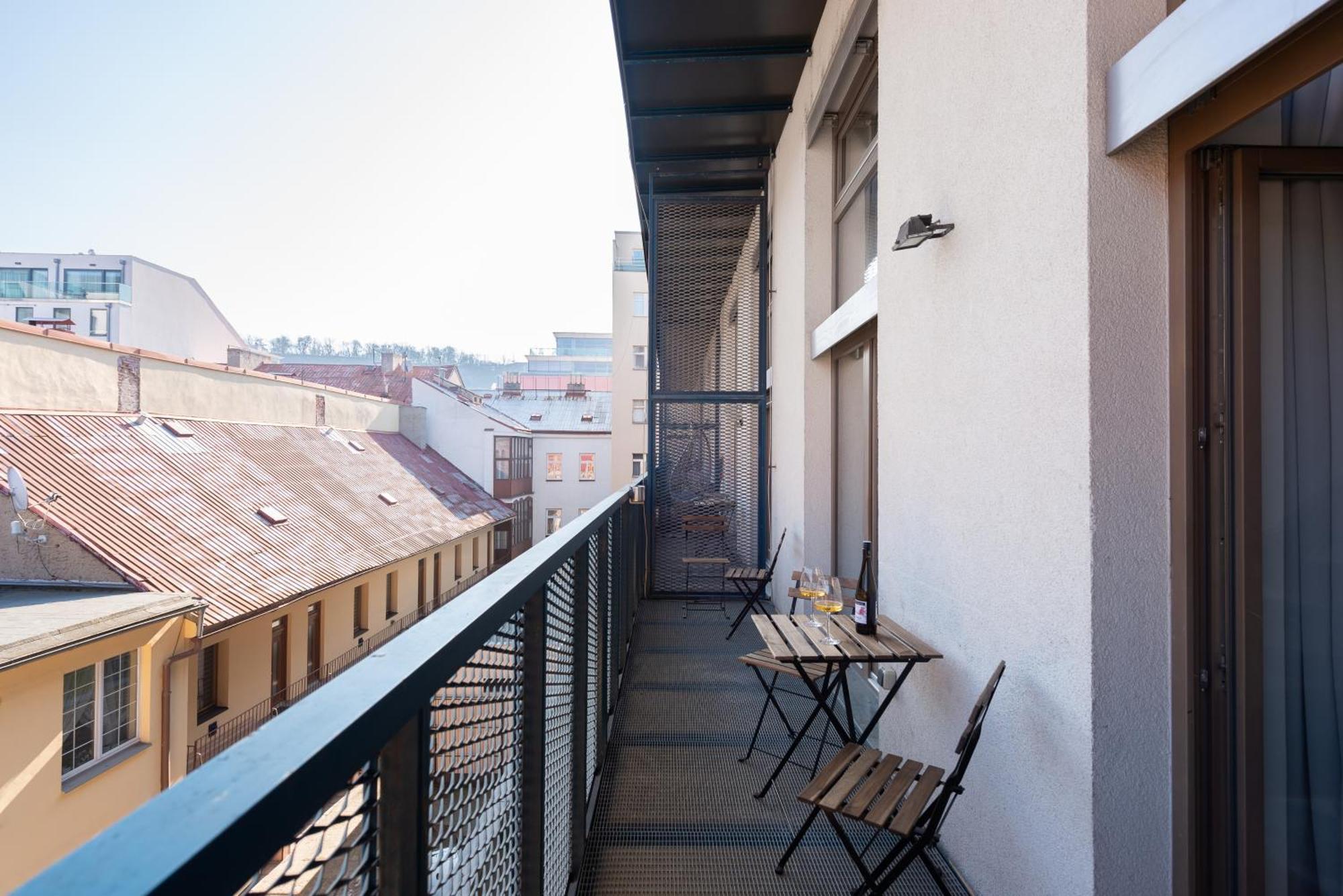 Apartment Spacious Near Karlin Square *