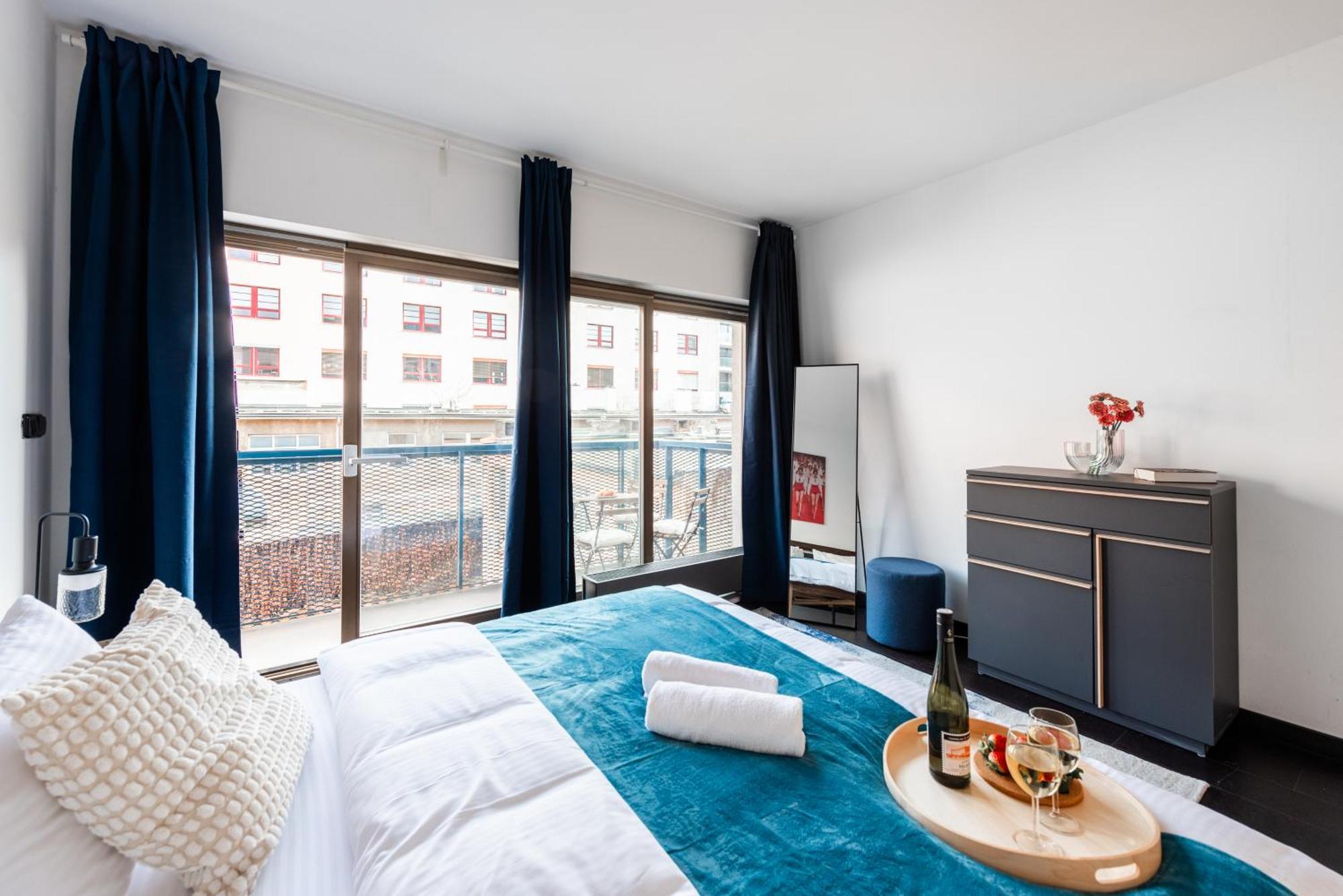 Spacious Near Karlin Square * Praha