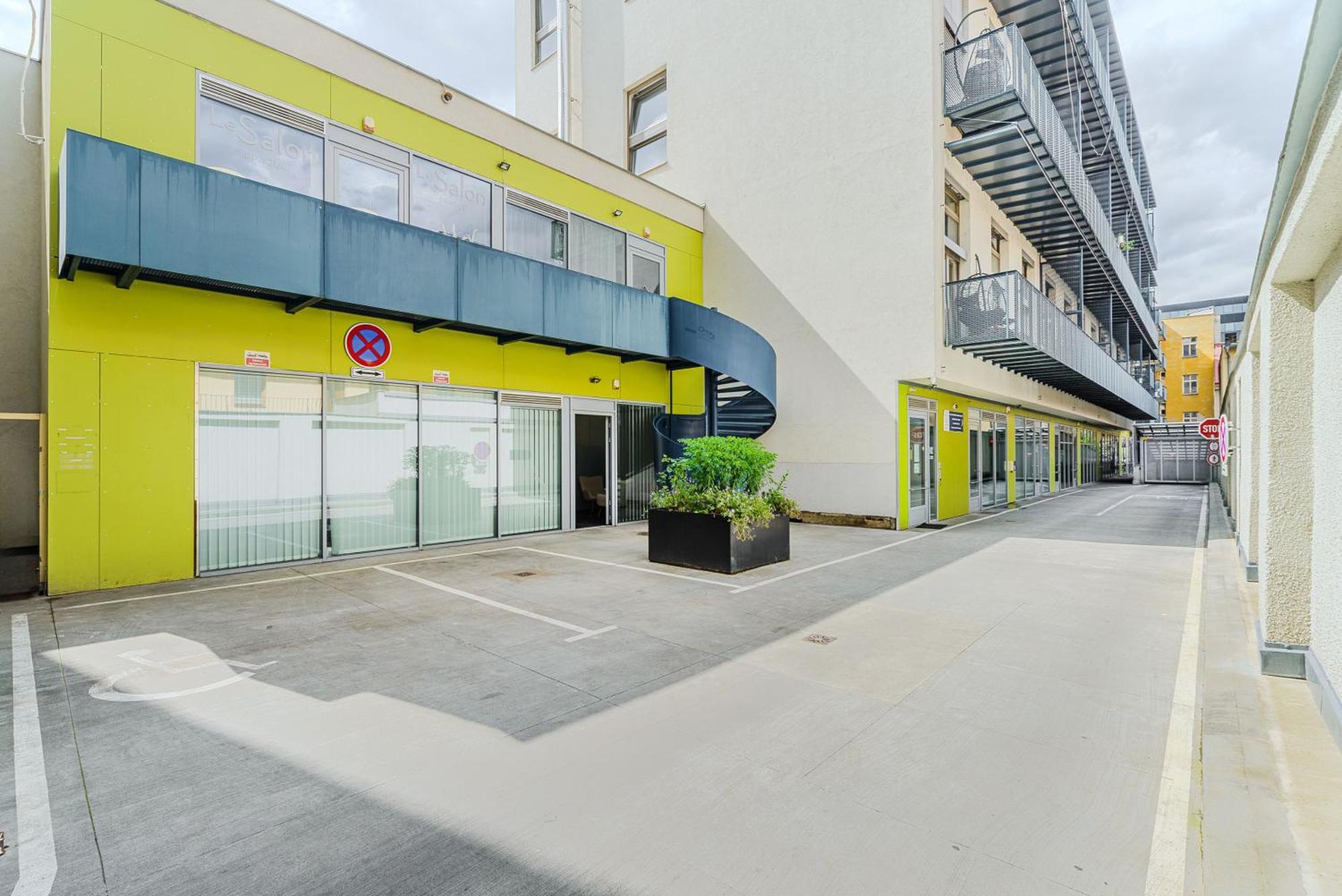 Spacious Near Karlin Square Praha